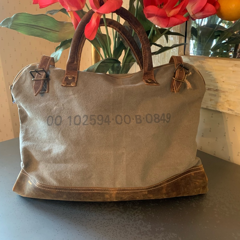 THE WINSTON, Authentic HANDMADE Zippered Handbag from THE BARREL SHACK. Clean.